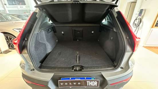 VOLVO-EX40-2025