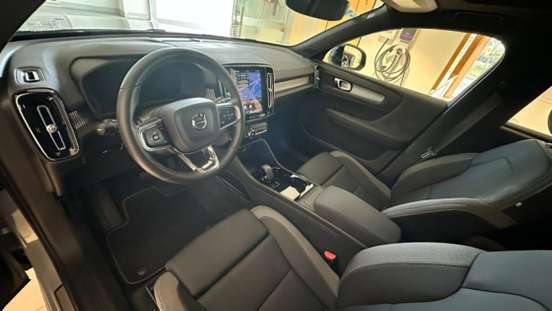 VOLVO-EX40-2025