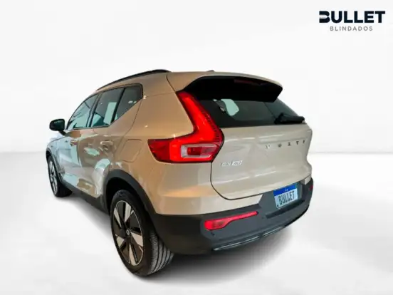 VOLVO-EX40-2025