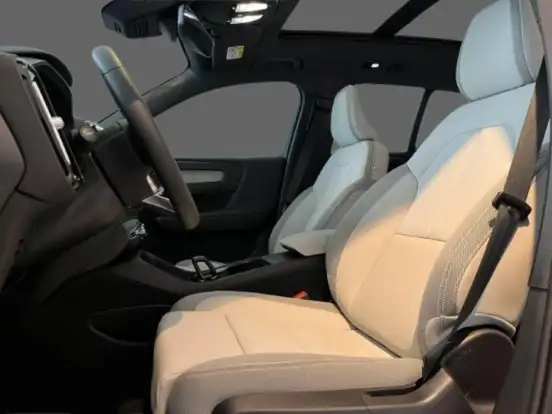 VOLVO-EX40-2025