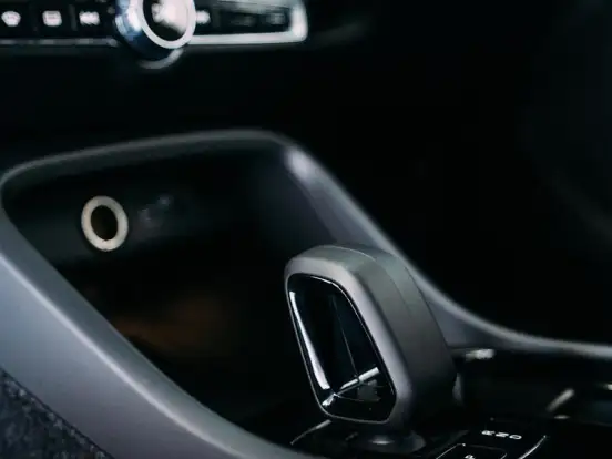 VOLVO-EX40-2025