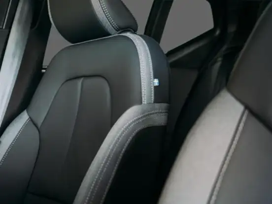 VOLVO-EX40-2025