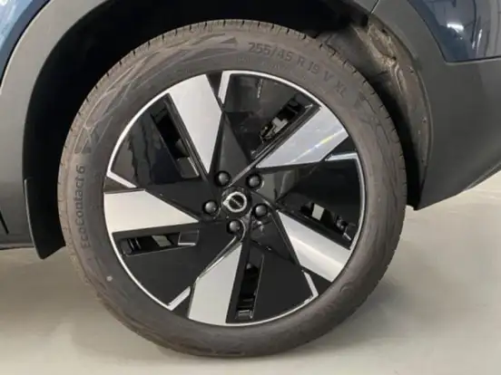 VOLVO-EX40-2025