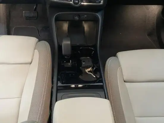 VOLVO-EX40-2025