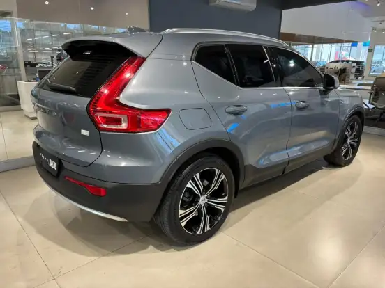 VOLVO-XC40-2021