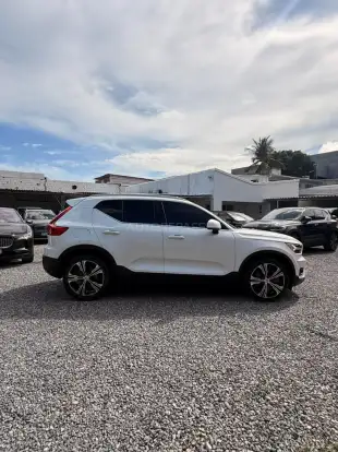 VOLVO-XC40-2021