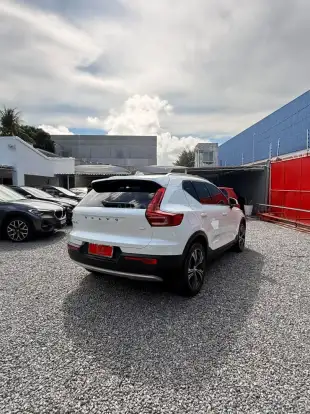VOLVO-XC40-2021
