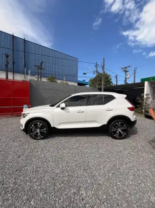 VOLVO-XC40-2021