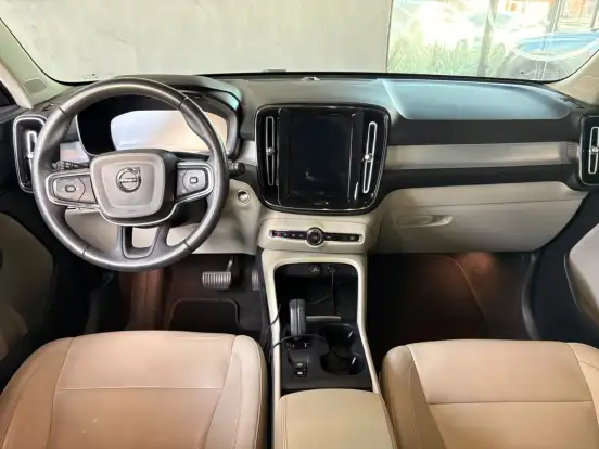 VOLVO-XC40-2021