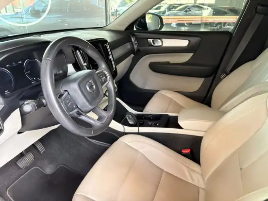 VOLVO-XC40-2021