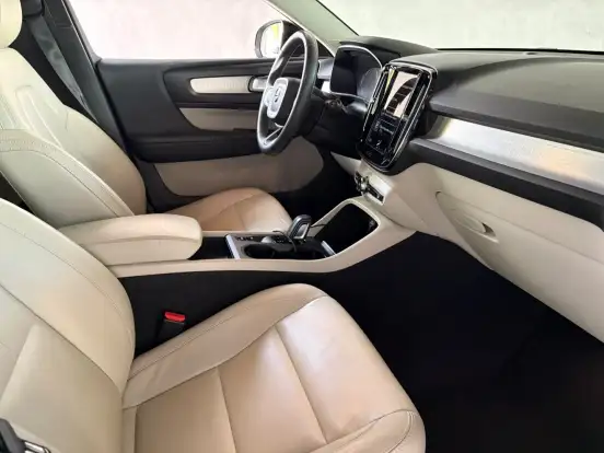 VOLVO-XC40-2021