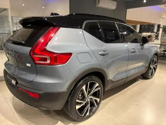 VOLVO-XC40-2021