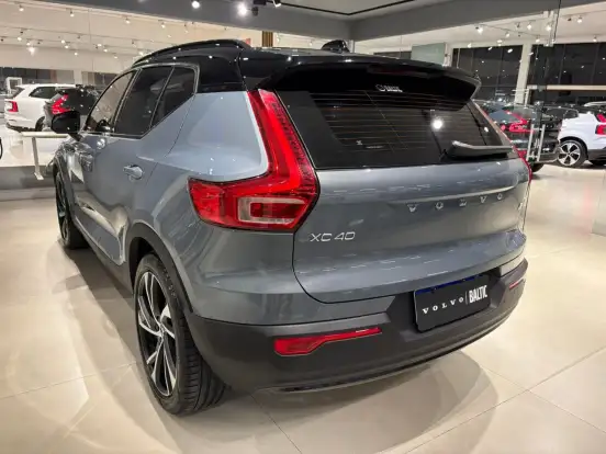 VOLVO-XC40-2021