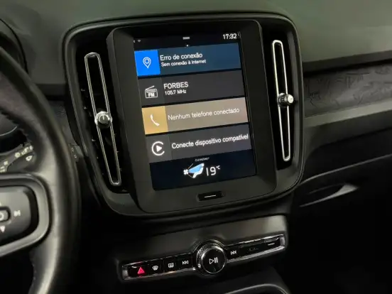 VOLVO-XC40-2018