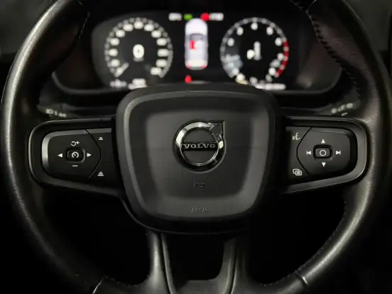 VOLVO-XC40-2018