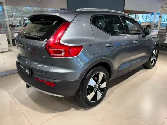 VOLVO-XC40-2019