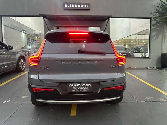 VOLVO-XC40-2019