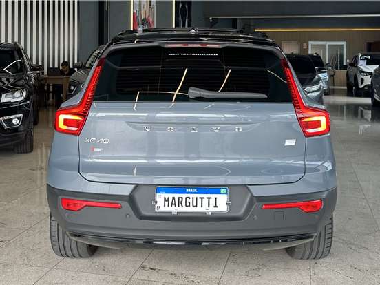 VOLVO-XC40-2021