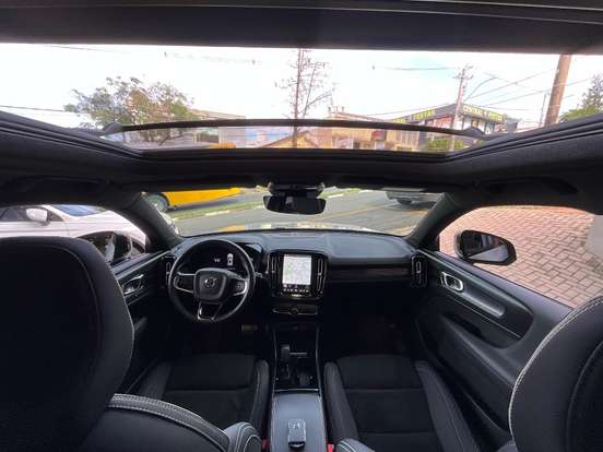 VOLVO-XC40-2022