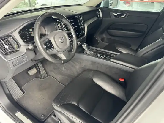 VOLVO-XC60-2.0 T5 GASOLINA MOMENTUM AWD GEARTRONIC VOLVO-XC60-2019