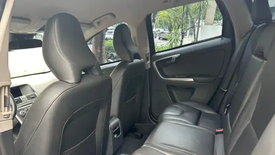 VOLVO-XC60-2015