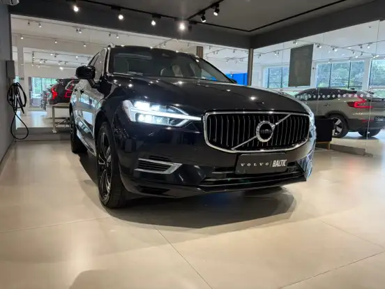 VOLVO-XC60-2020