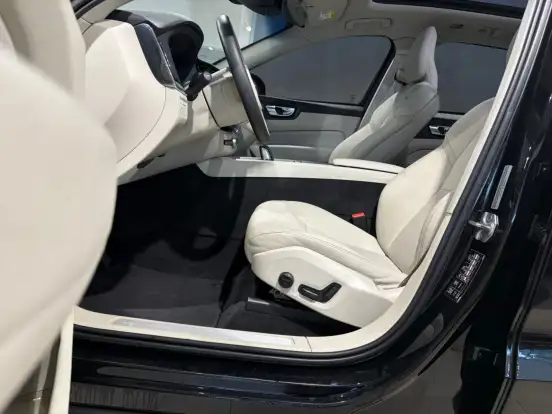 VOLVO-XC60-2.0 T8 HYBRID MOMENTUM AWD GEARTRONIC VOLVO-XC60-2020
