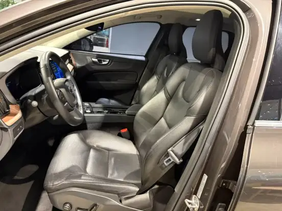 VOLVO-XC60-2022