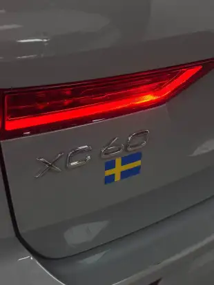 VOLVO-XC60-2023