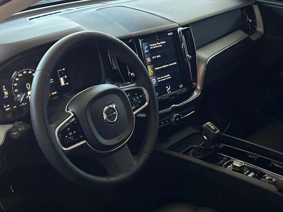 VOLVO-XC60-2018