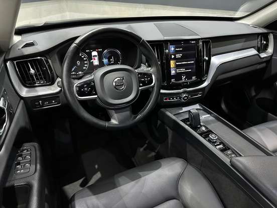 VOLVO-XC60-2020