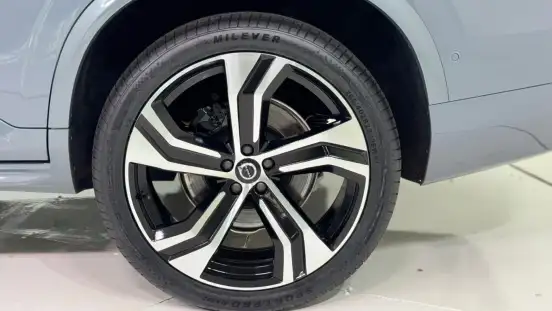 VOLVO-XC90-2022