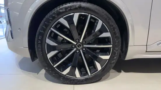 VOLVO-XC90-2024