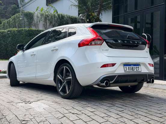 VOLVO-V40-2015