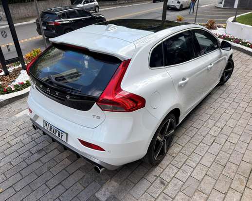VOLVO-V40-2.0 T5 R DESIGN TURBO GASOLINA 4P AUTOMÁTICO VOLVO-V40-2015