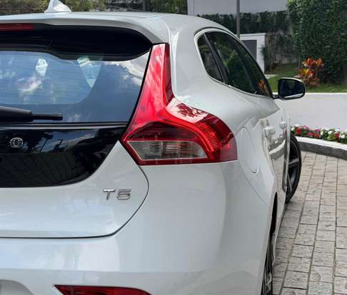 VOLVO-V40-2015