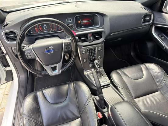 VOLVO-V40-2015