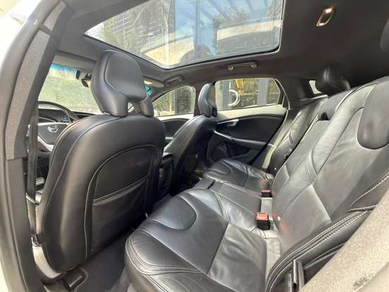 VOLVO-V40-2015
