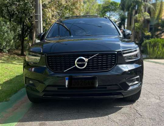 VOLVO-XC40-2021