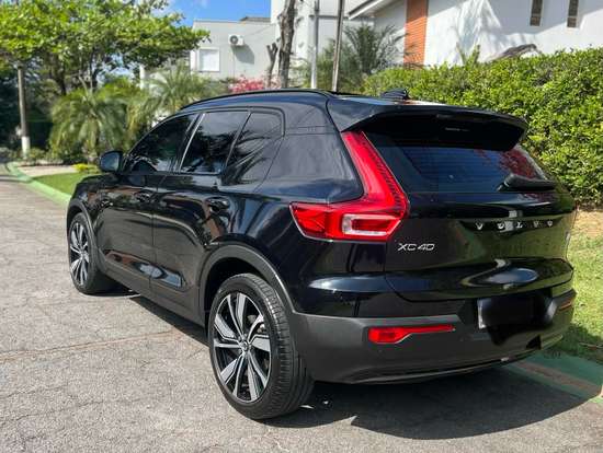 VOLVO-XC40-2021