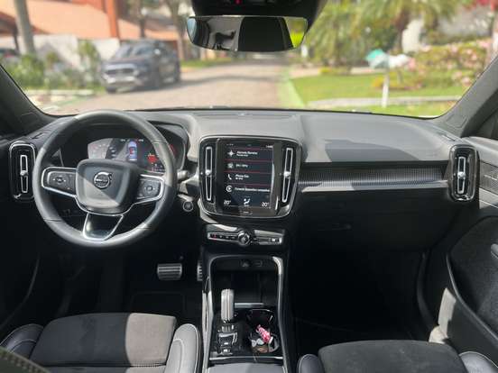 VOLVO-XC40-2021