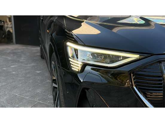 AUDI-E-TRON-2021