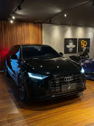 AUDI-Q8-2022