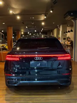 AUDI-Q8-2022