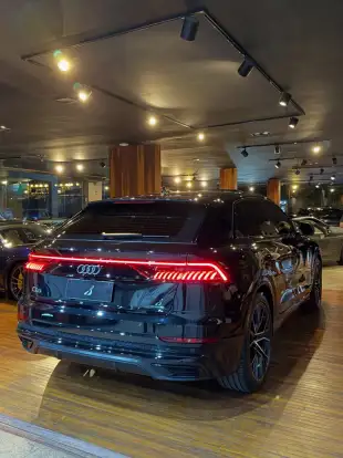 AUDI-Q8-2022