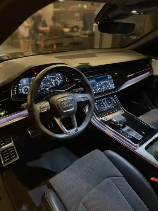AUDI-Q8-2022