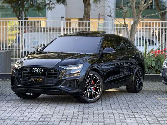 AUDI-Q8-2021