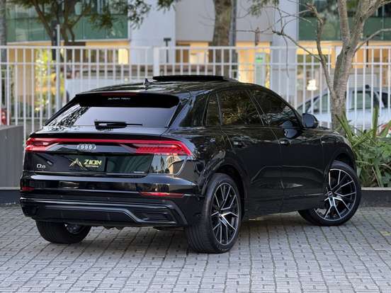 AUDI-Q8-2021