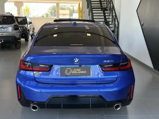 BMW-320i-2023