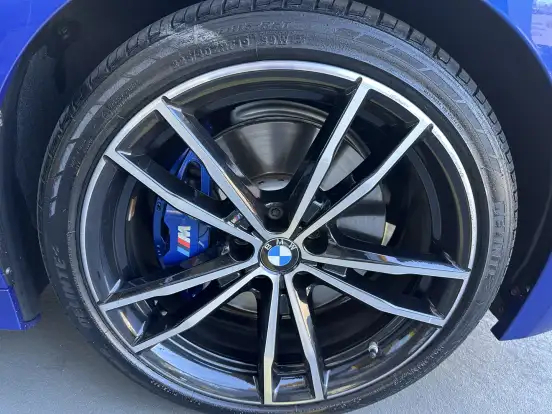 BMW-320i-2023